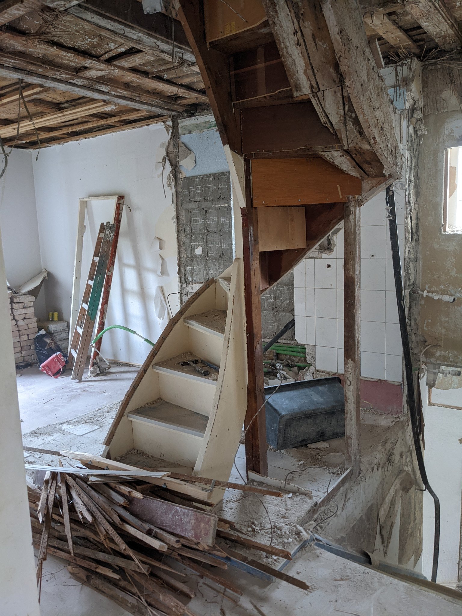 Treppe und Innenraum während des Rückbaus